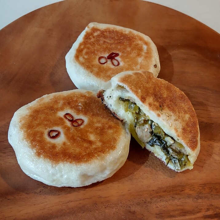 フライパンで焼ける✨ピリ辛高菜と豚肉のおやき風パン